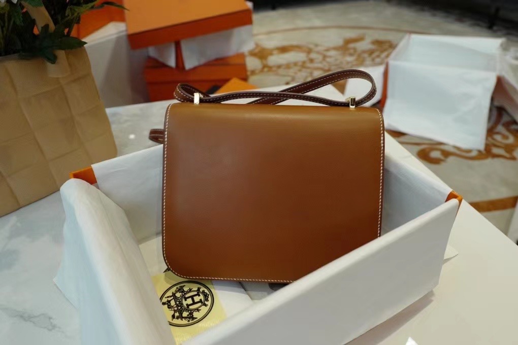 Saddle Leather HM Constance 马鞍皮 金棕色 康康19cm 金扣，精湛工艺，令你拿到一只富有艺术灵魂的包包。
