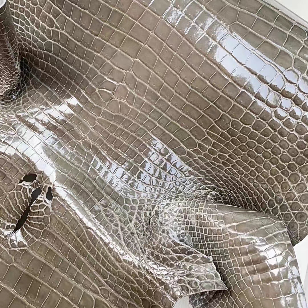 新到皮 亮面倒V 澳洲湾鳄🐊 81 Gris Tourterelle 斑鸠灰 Shiny porosus crocodile  🉑订制：BK 25cm、KL 25cm、接受订制👏