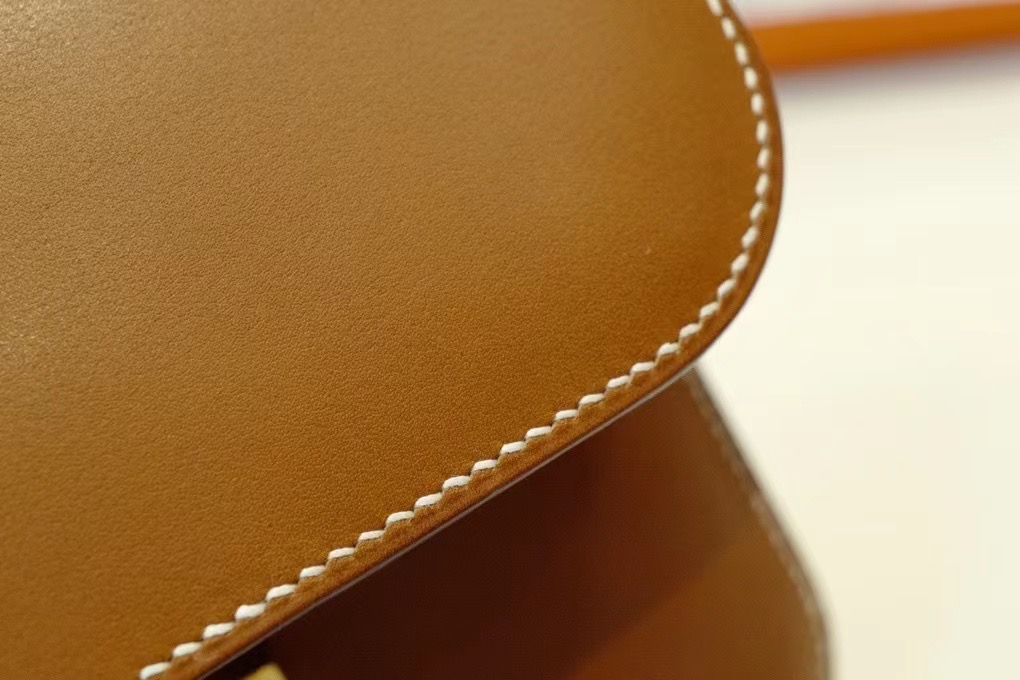 Saddle Leather HM Constance 马鞍皮 金棕色 康康19cm 金扣，精湛工艺，令你拿到一只富有艺术灵魂的包包。