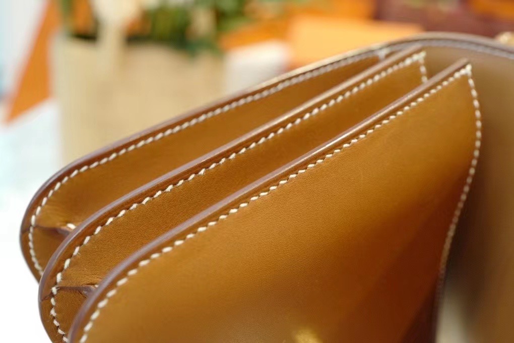 Saddle Leather HM Constance 马鞍皮 金棕色 康康19cm 金扣，精湛工艺，令你拿到一只富有艺术灵魂的包包。