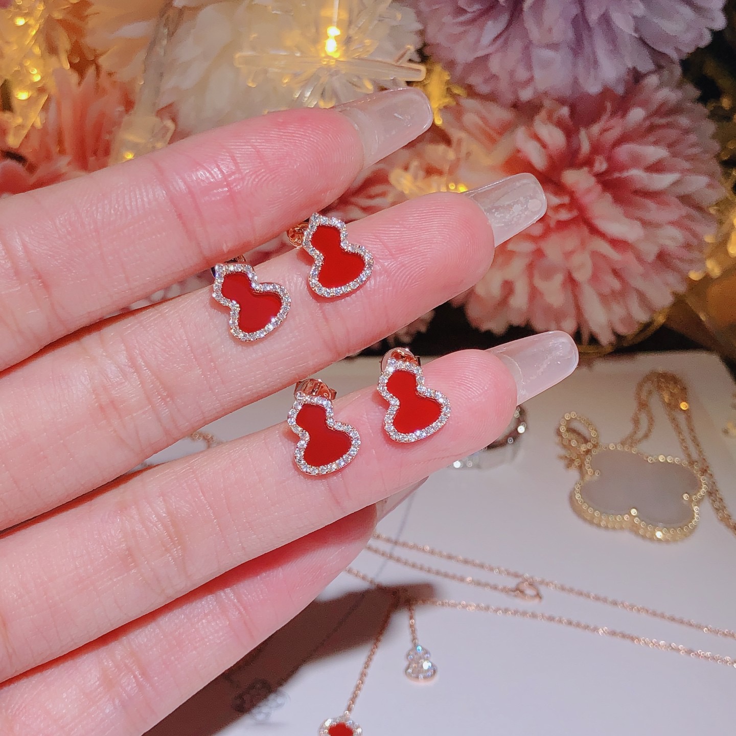 Qeelin Earrings 18k Gold 红玉髓葫芦耳钉 红玉髓镶嵌天然钻石 喜欢的来订。