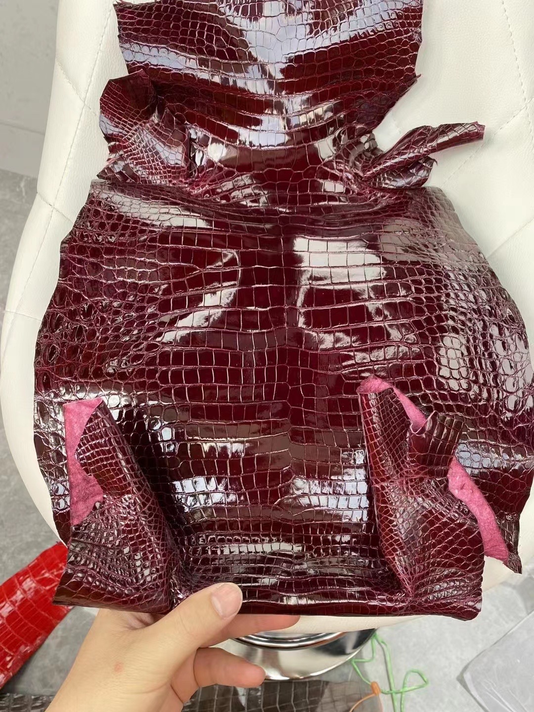 新到皮 亮面倒V 澳洲湾鳄🐊 57 Bordeaux 波尔多酒红  Shiny porosus crocodile  🉑订制：BK 25cm、KL 25cm、接受订制👏