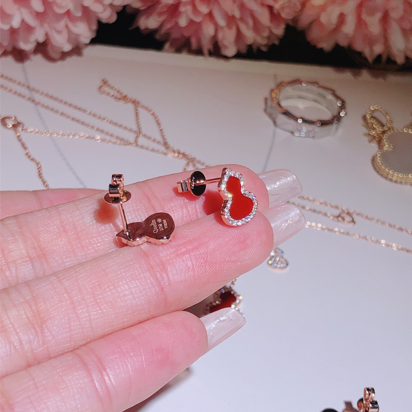 Qeelin Earrings 18k Gold 红玉髓葫芦耳钉 红玉髓镶嵌天然钻石 喜欢的来订。