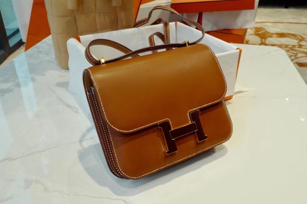 Saddle Leather HM Constance 马鞍皮 金棕色 康康19cm 金扣，精湛工艺，令你拿到一只富有艺术灵魂的包包。