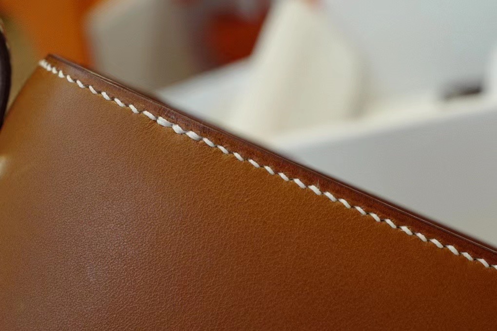 Saddle Leather HM Constance 马鞍皮 金棕色 康康19cm 金扣，精湛工艺，令你拿到一只富有艺术灵魂的包包。