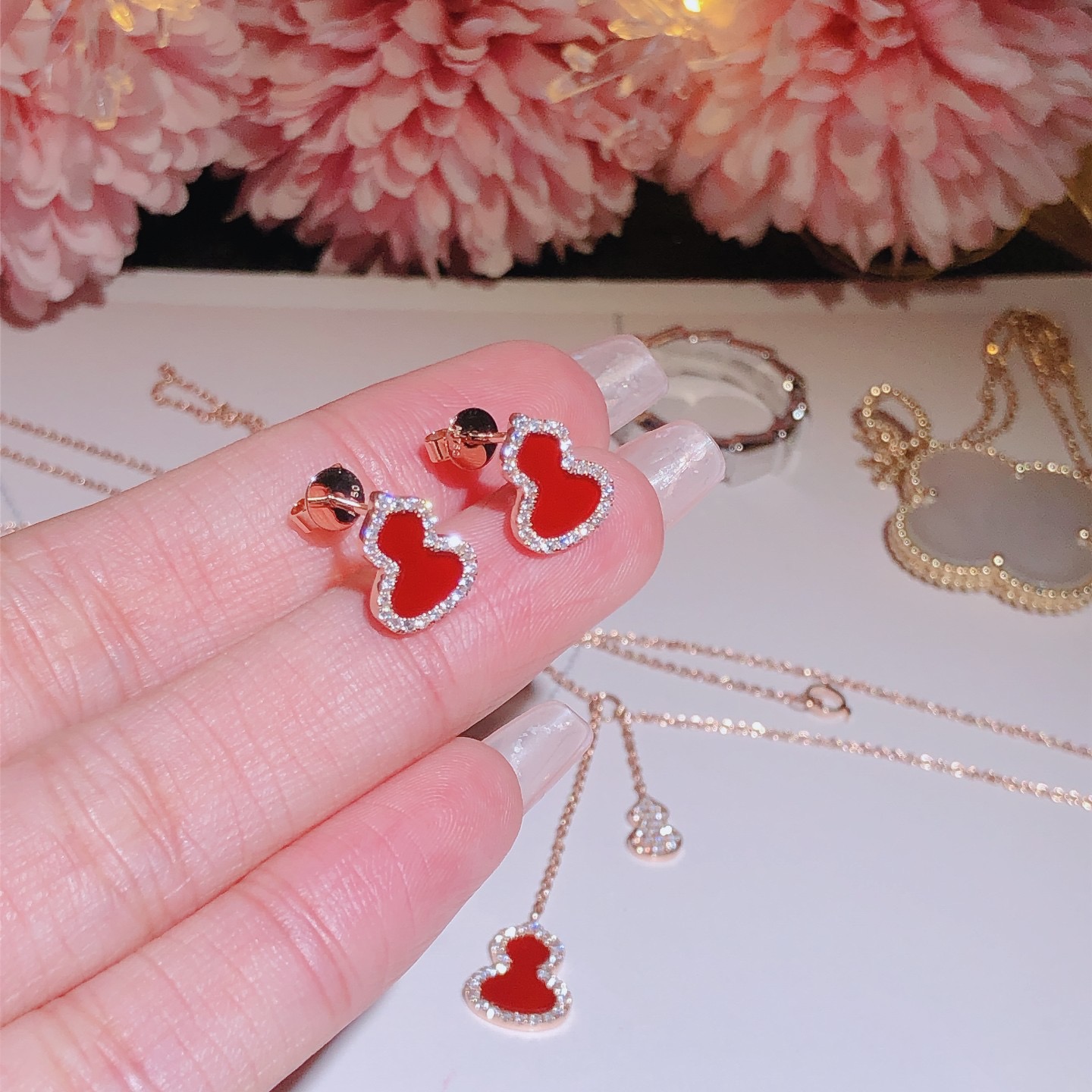 Qeelin Earrings 18k Gold 红玉髓葫芦耳钉 红玉髓镶嵌天然钻石 喜欢的来订。