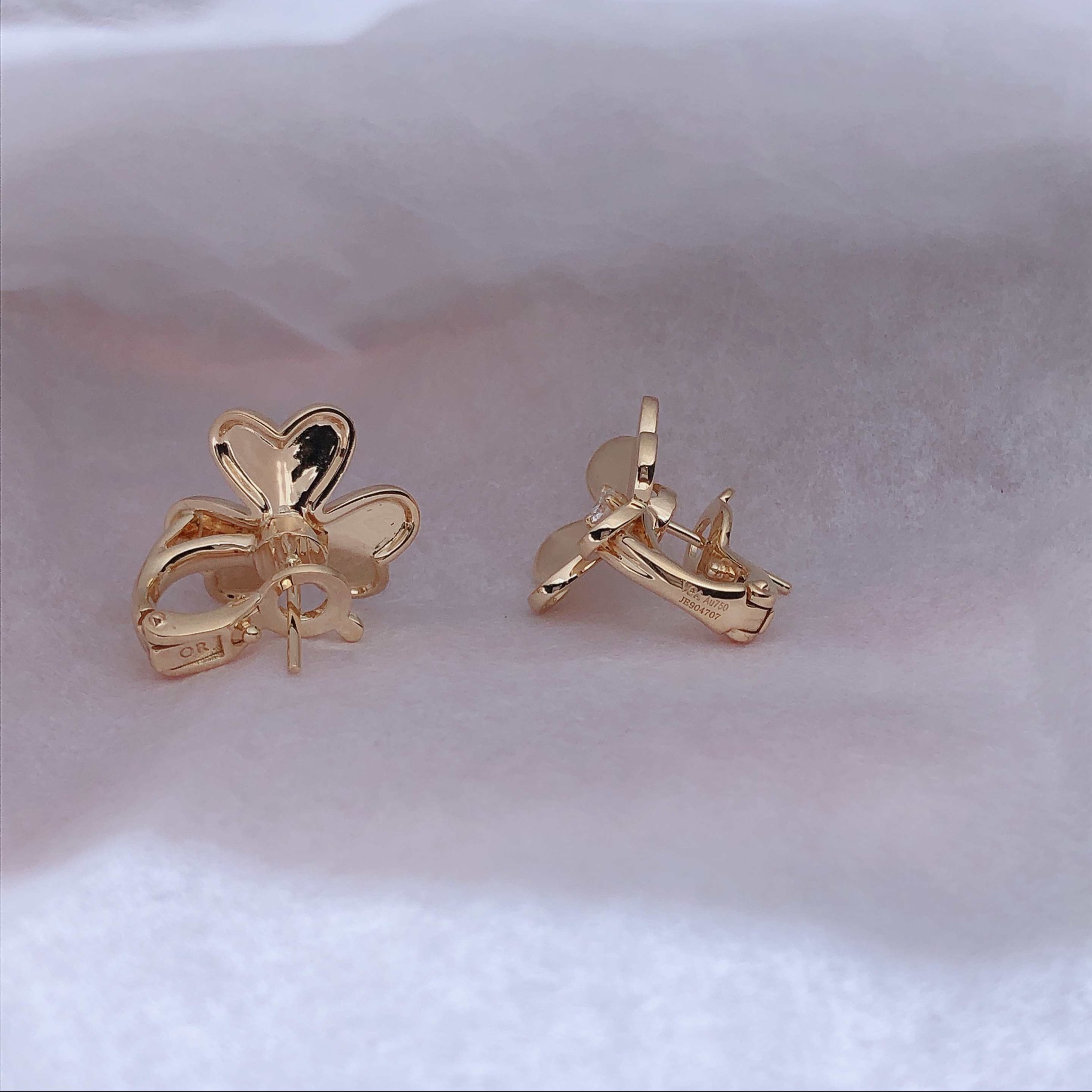 VCA Frivole earring yellow gold and diamonds;