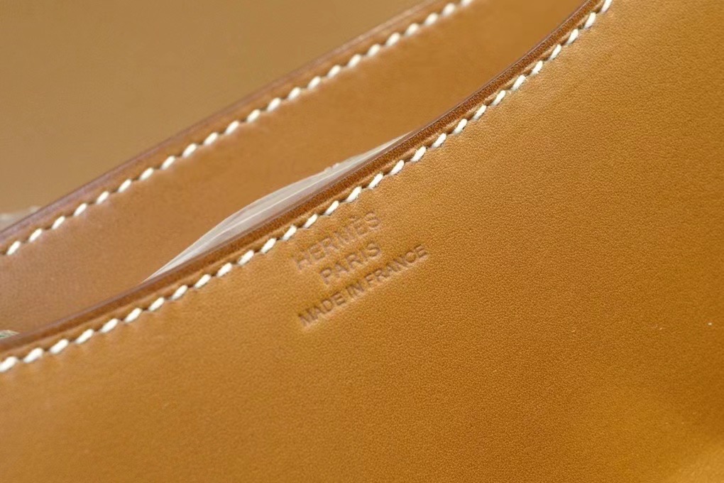 Saddle Leather HM Constance 马鞍皮 金棕色 康康19cm 金扣，精湛工艺，令你拿到一只富有艺术灵魂的包包。