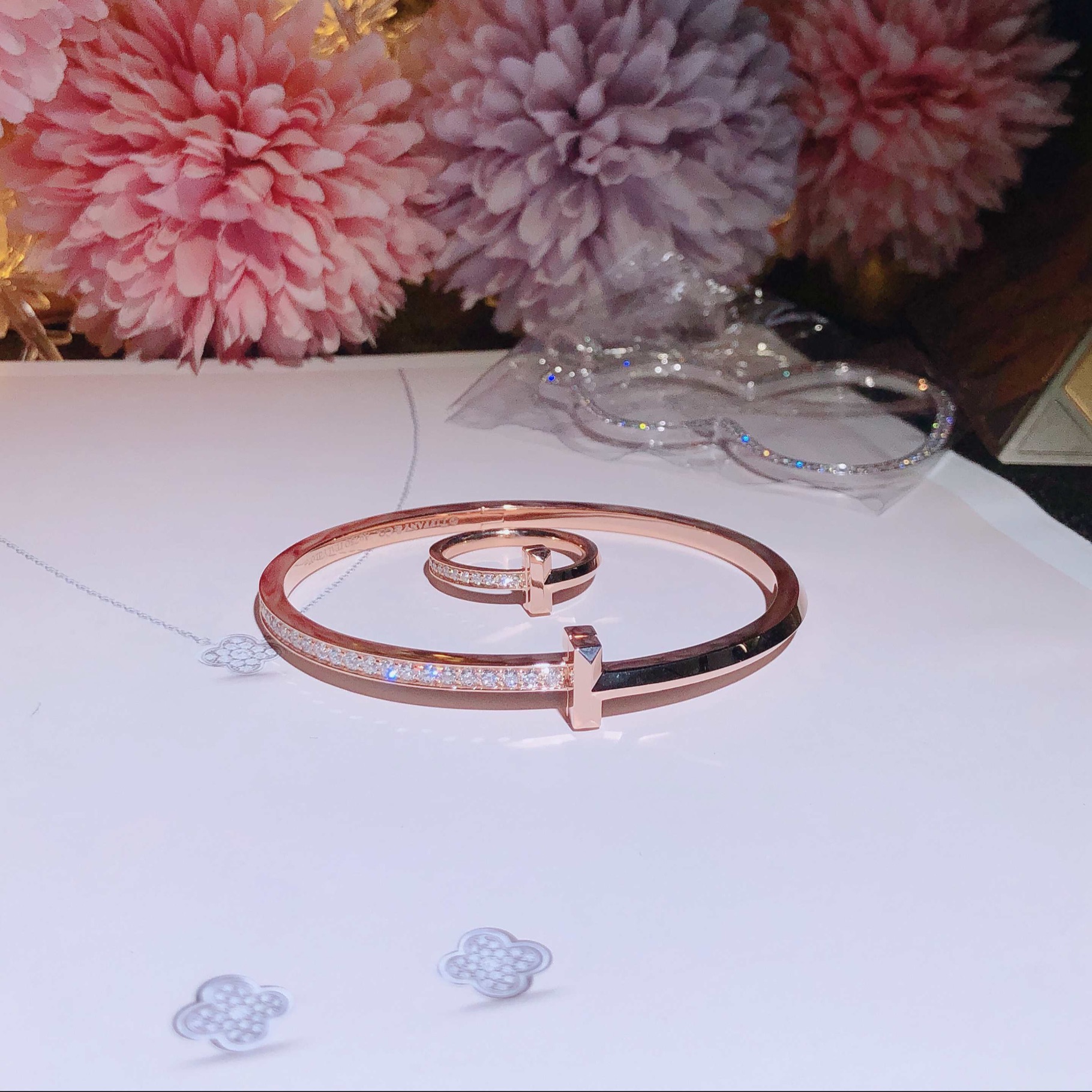 Tiffany & Co Bracelet T新款手镯 18k金镶嵌天然钻石 喜欢的来订。