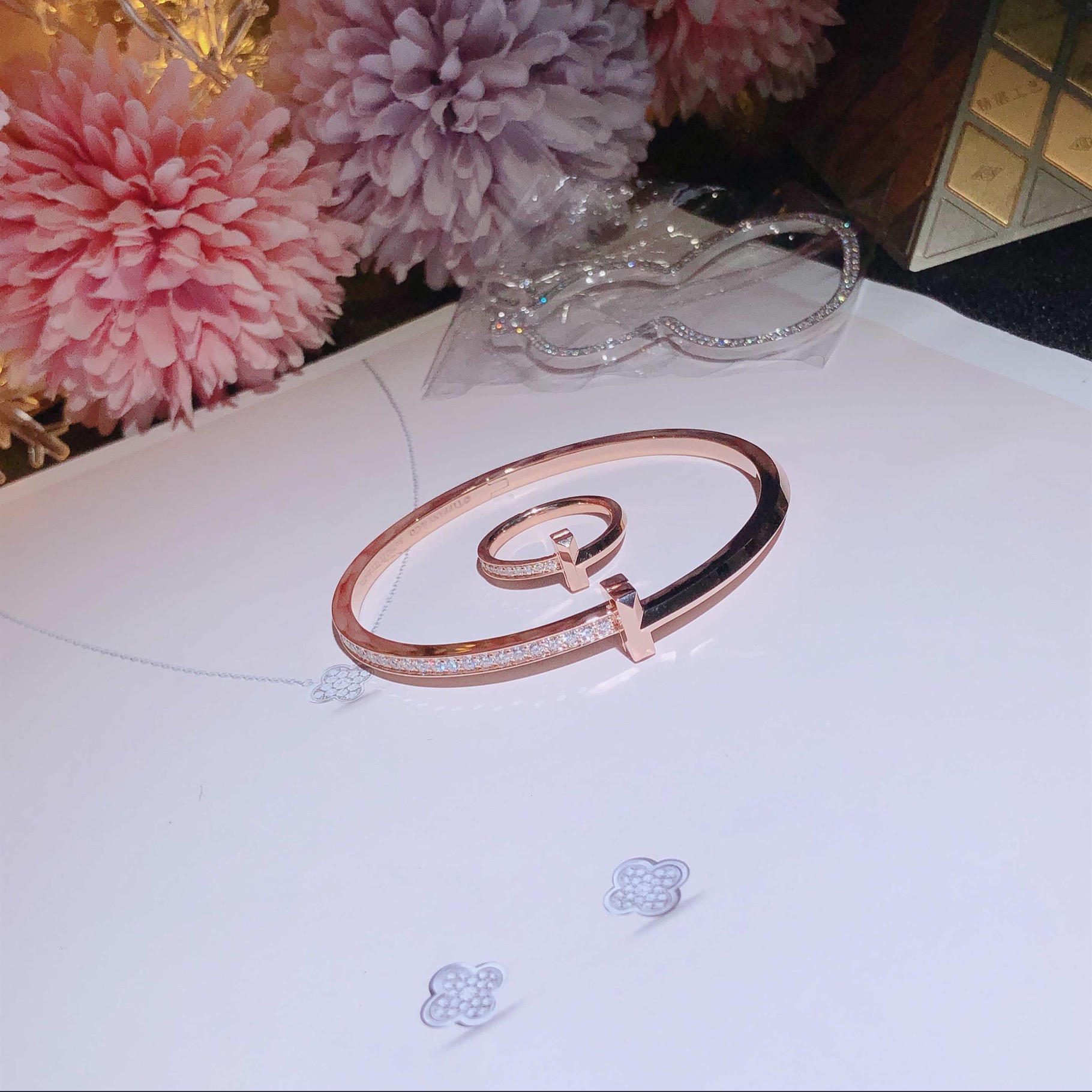 Tiffany & Co Bracelet T新款手镯 18k金镶嵌天然钻石 喜欢的来订。