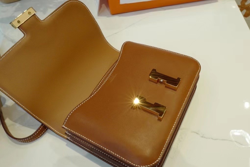 Saddle Leather HM Constance 马鞍皮 金棕色 康康19cm 金扣，精湛工艺，令你拿到一只富有艺术灵魂的包包。