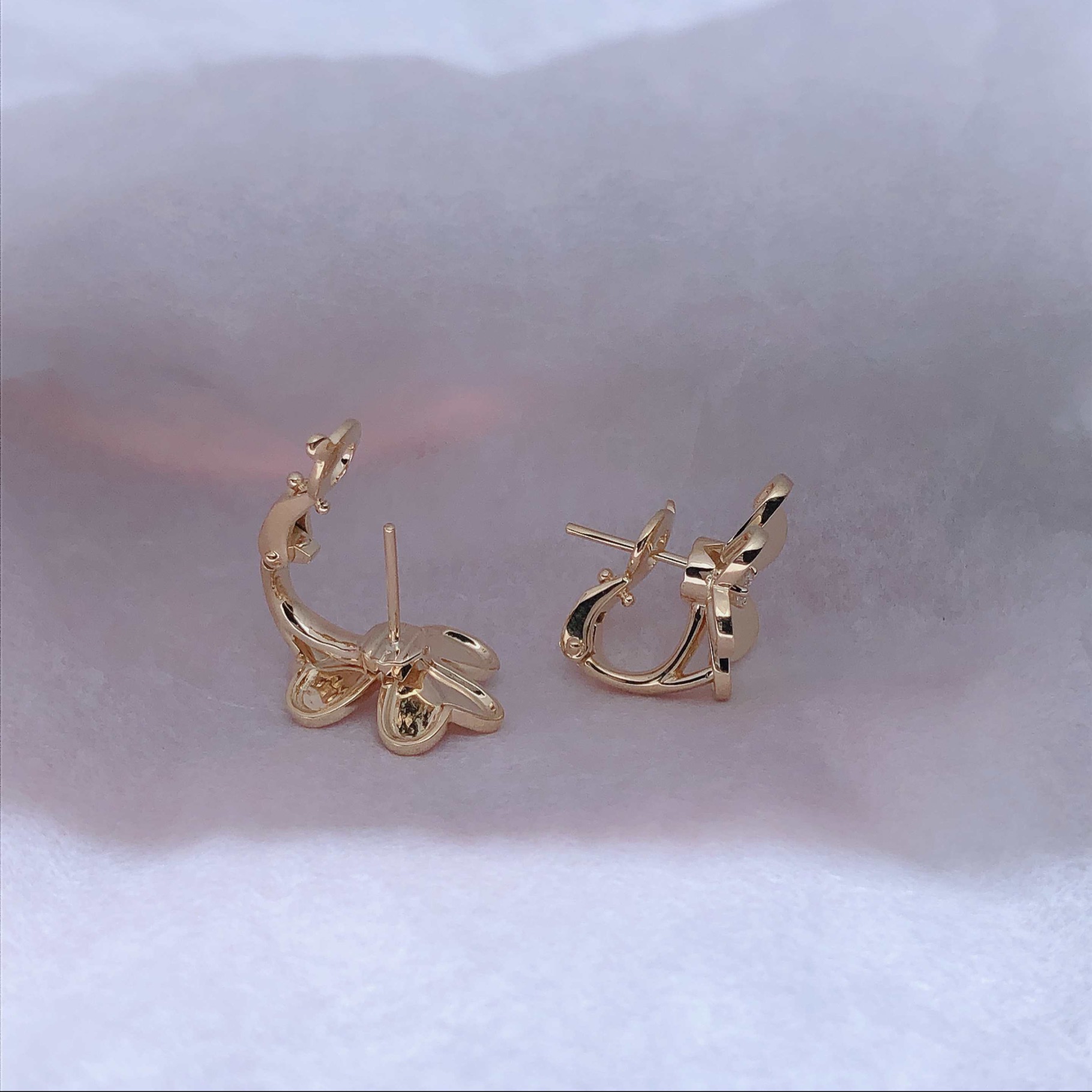 VCA Frivole earring yellow gold and diamonds;