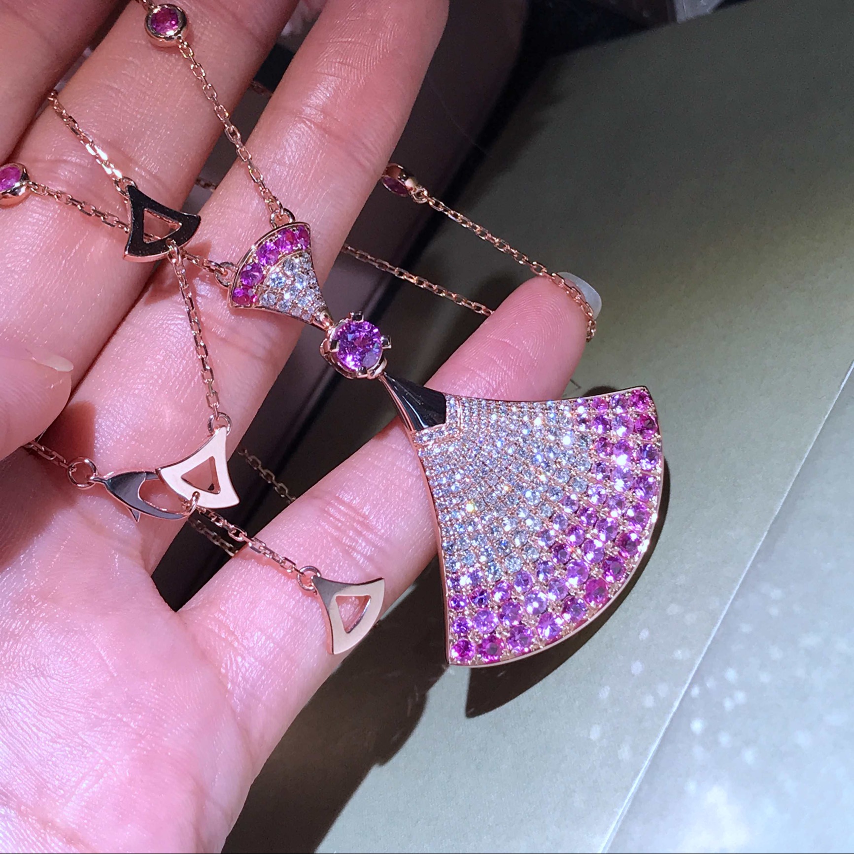DIVAS’ DREAM necklace 18k gold with full diamond