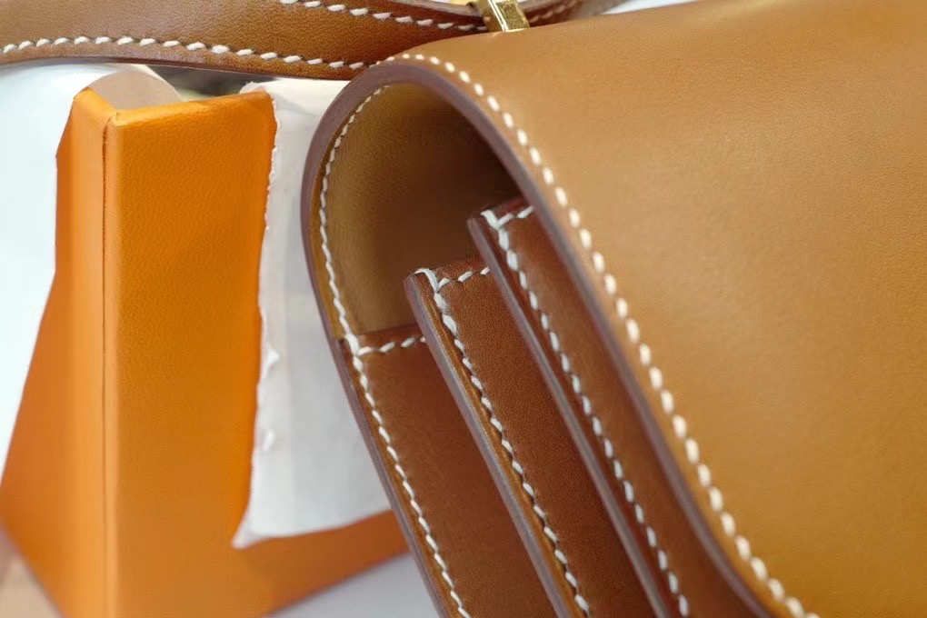 Saddle Leather HM Constance 马鞍皮 金棕色 康康19cm 金扣，精湛工艺，令你拿到一只富有艺术灵魂的包包。