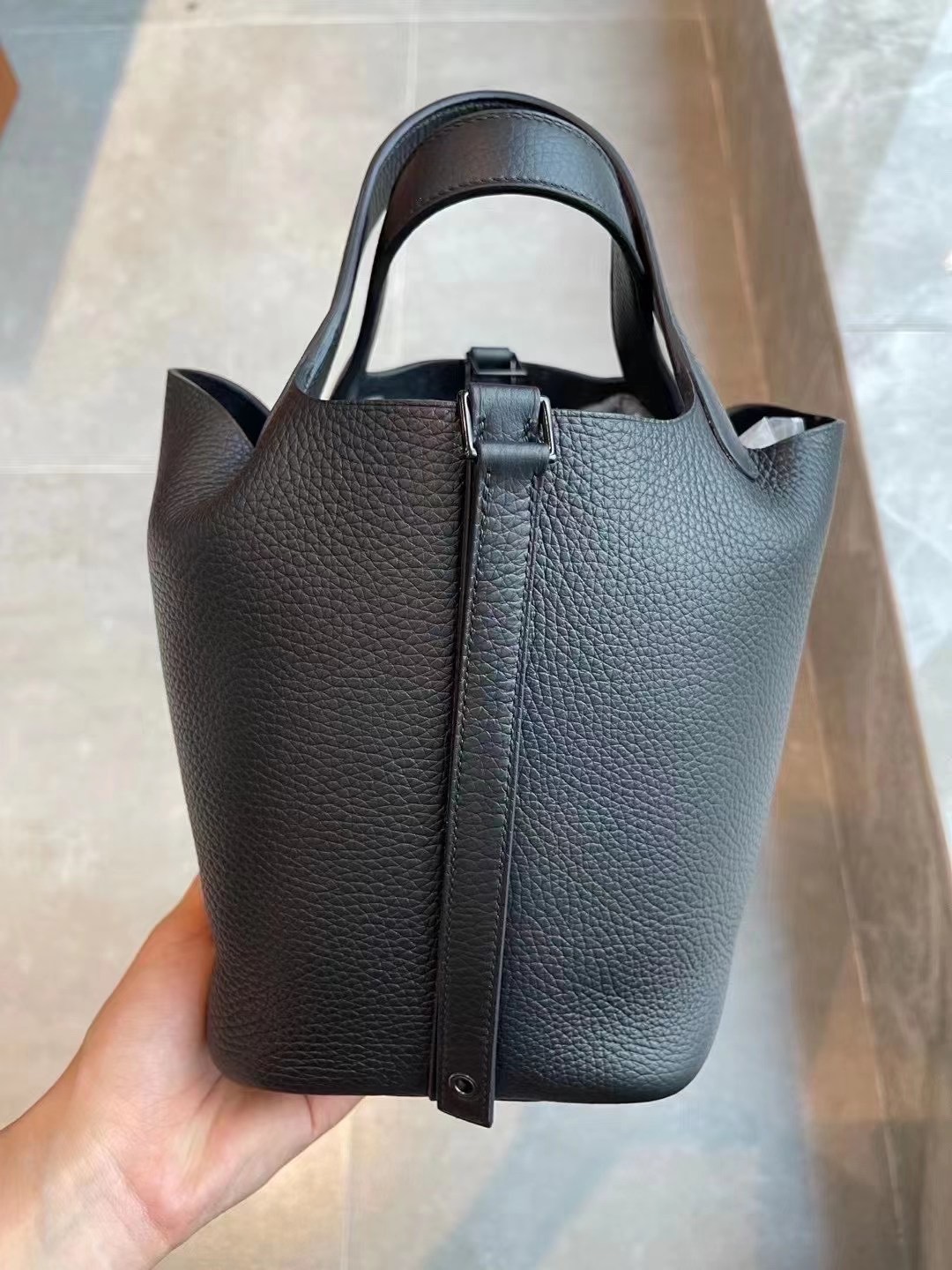 Kuwait HM Picotin 18 So Black