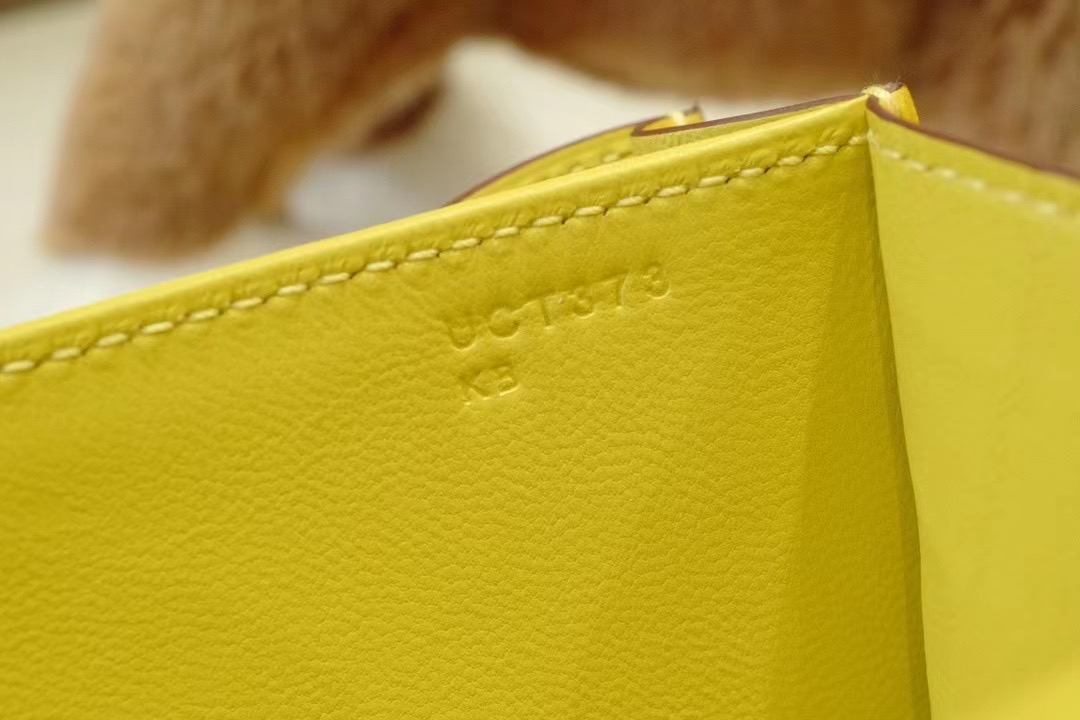 Hongkong HM Constance 19cm 雾面方块鳄鱼  9O jaune de naples那不勒斯黄/金扣