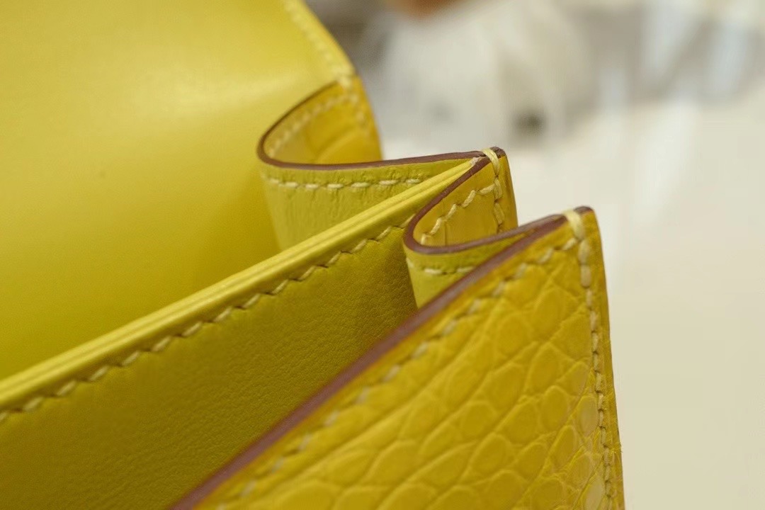 Hongkong HM Constance 19cm 雾面方块鳄鱼  9O jaune de naples那不勒斯黄/金扣