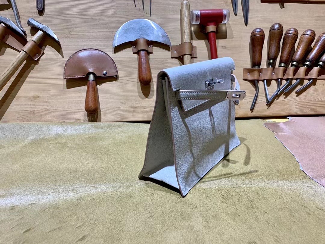 VIP一级品： kl danse 跳舞包 22cm Pearl grey 8O 珍珠灰/金扣 eve皮  100%与正品完全零区别，代购级的新款。