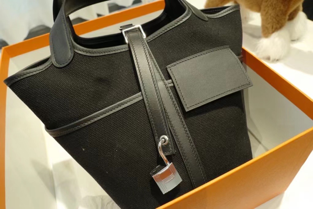 VIP一级品 Picotin  cargo 89 Noir 黑色  帆布的cargo比皮质自重更轻，更休闲，而且很挺不会塌，侧面设计的口袋更方便 温柔百搭 最新宠❤️
