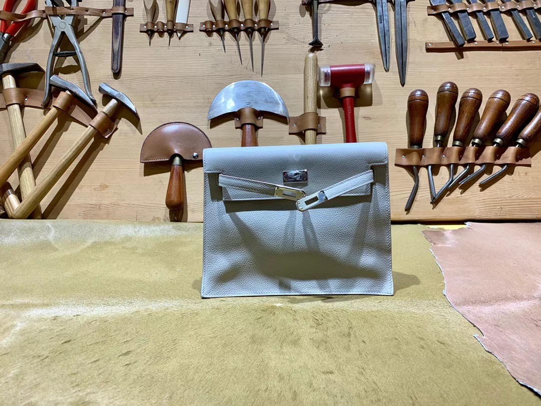 VIP一级品： kl danse 跳舞包 22cm Pearl grey 8O 珍珠灰/金扣 eve皮  100%与正品完全零区别，代购级的新款。