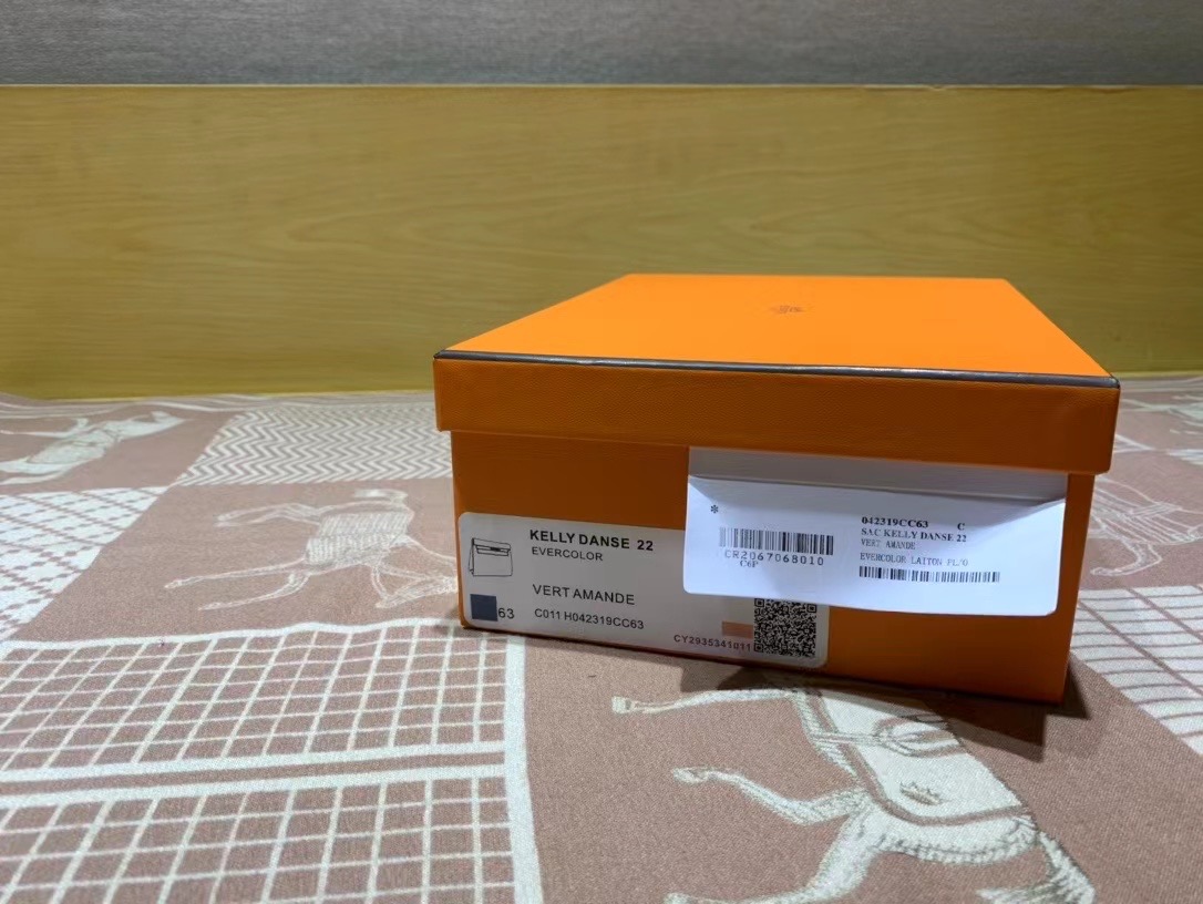 VIP一级品： kl danse 跳舞包 22cm  63杏仁绿 eve皮 金扣 100%与正品完全零区别，代购级的新款。