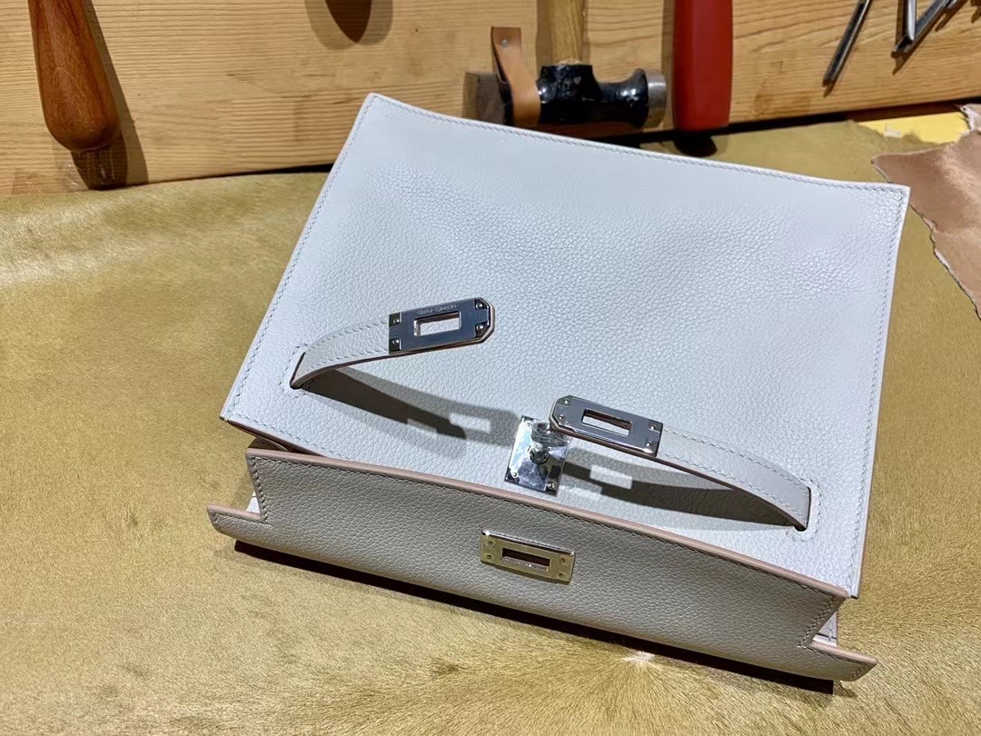 VIP一级品： kl danse 跳舞包 22cm Pearl grey 8O 珍珠灰/金扣 eve皮  100%与正品完全零区别，代购级的新款。