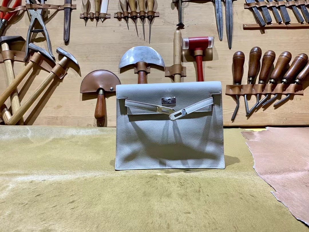 VIP一级品： kl danse 跳舞包 22cm Pearl grey 8O 珍珠灰/金扣 eve皮  100%与正品完全零区别，代购级的新款。