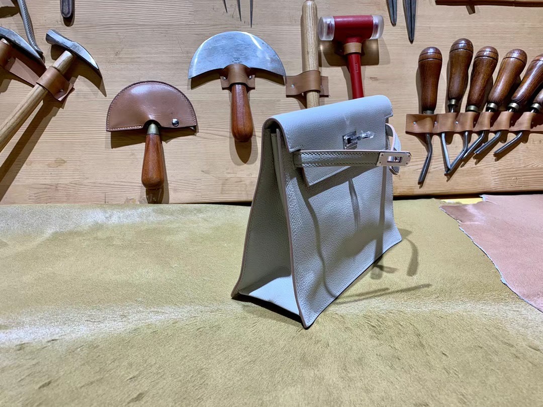 VIP一级品： kl danse 跳舞包 22cm Pearl grey 8O 珍珠灰/金扣 eve皮  100%与正品完全零区别，代购级的新款。