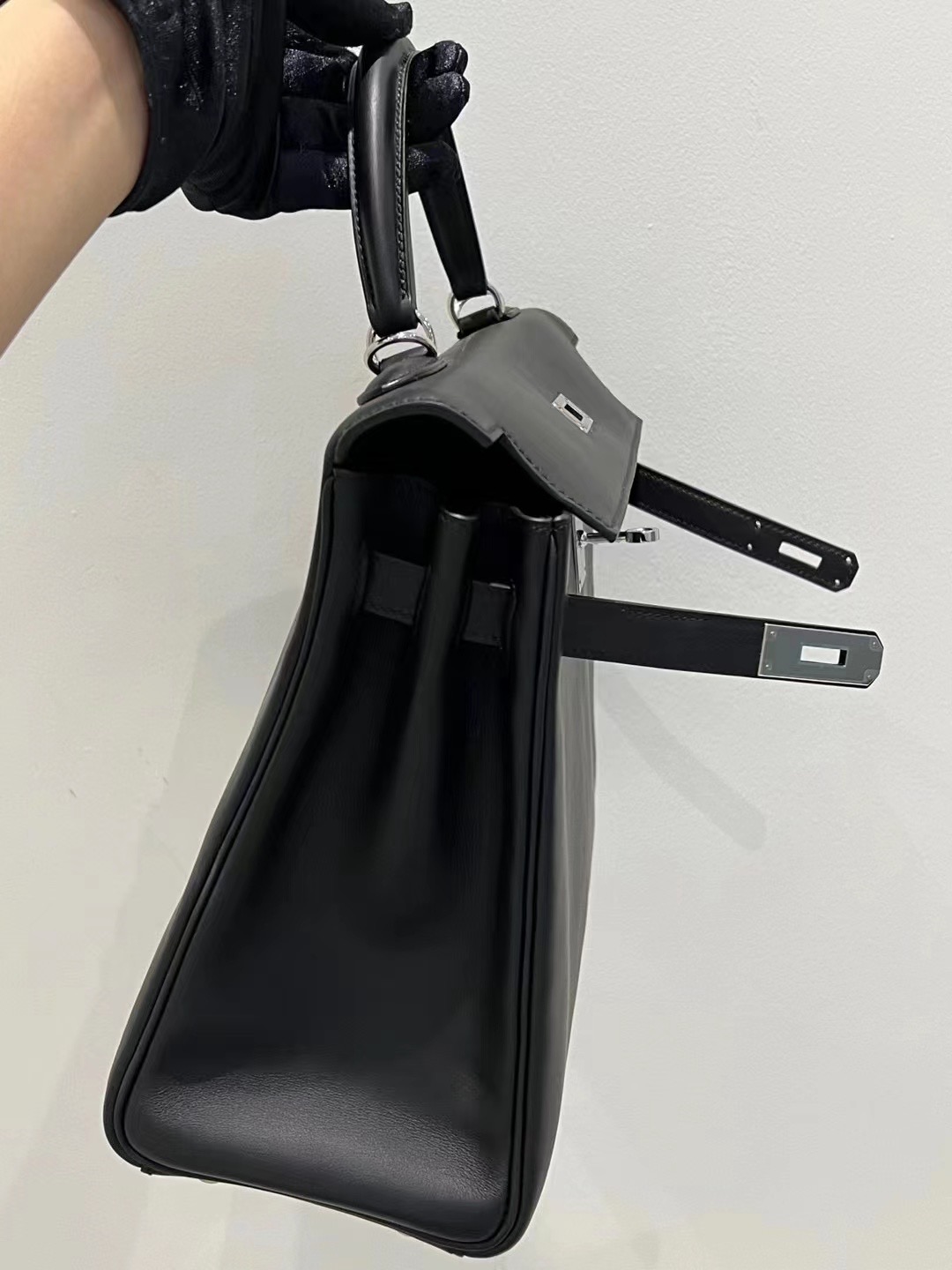 爱马仕包包官网 凯莉包 HM kl 32cm CK89黑色内拼酒红 Swift皮 银扣