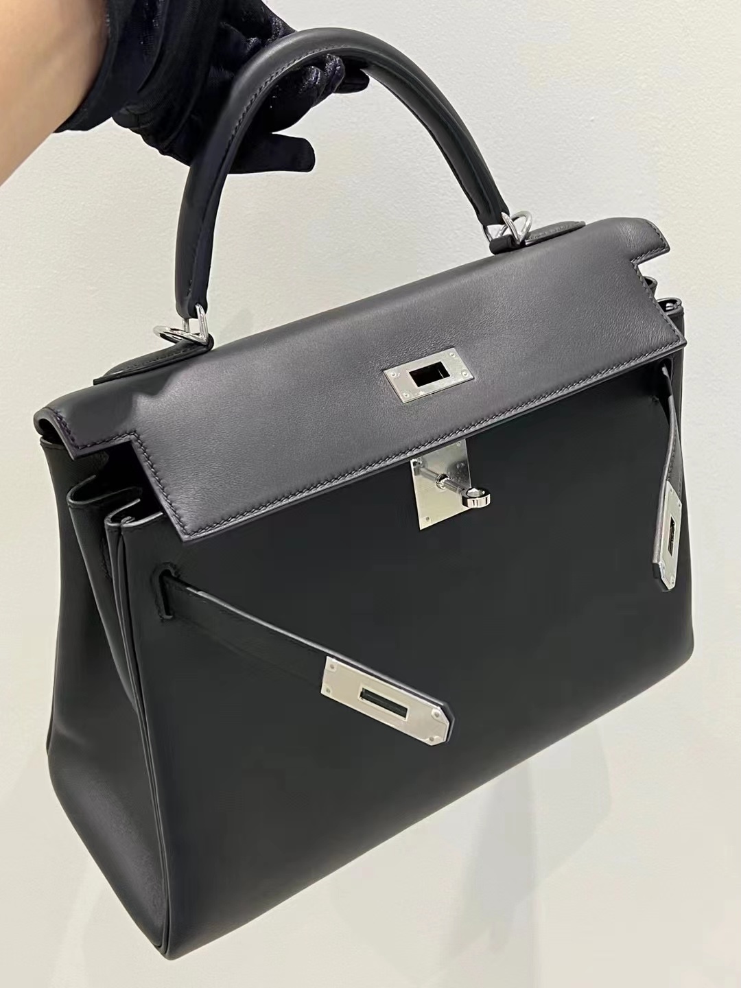 爱马仕包包官网 凯莉包 HM kl 32cm CK89黑色内拼酒红 Swift皮 银扣