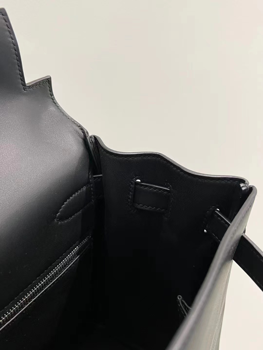 爱马仕包包官网 凯莉包 HM kl 32cm CK89黑色内拼酒红 Swift皮 银扣