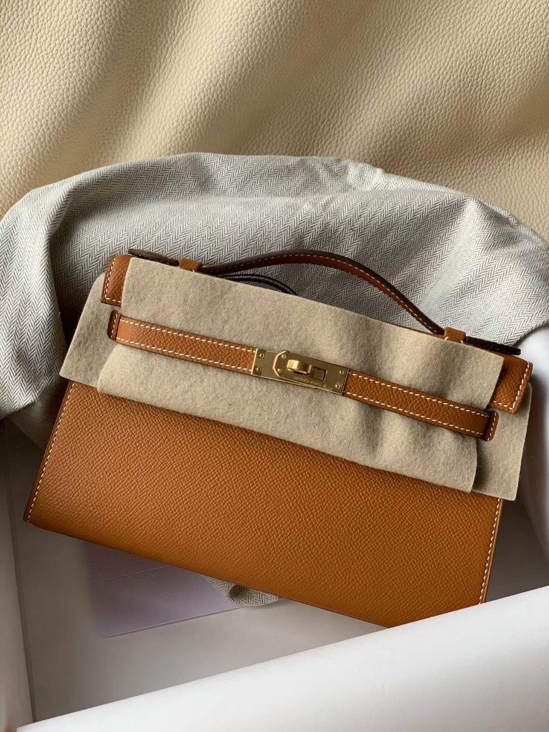 Canada Ottawa Hermès KL Pochette Epsom 37 Gold 89 Noir