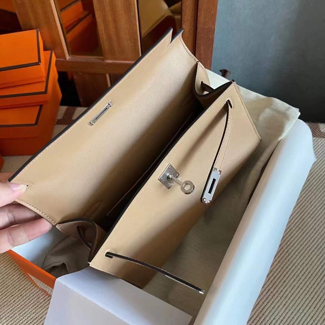 KL pochette swift 0M Chai 奶茶色  银
