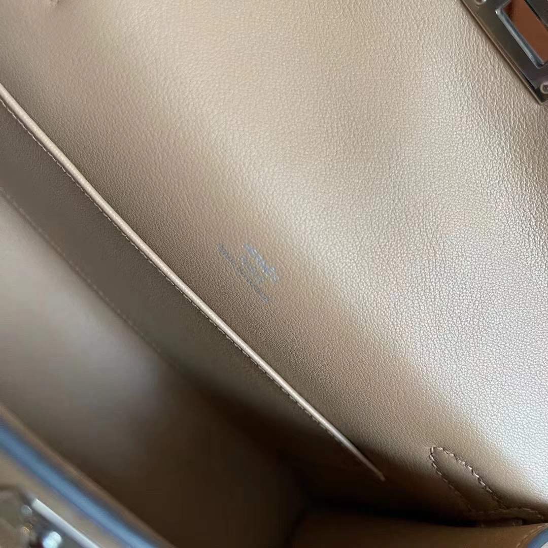 KL pochette swift 0M Chai 奶茶色  银