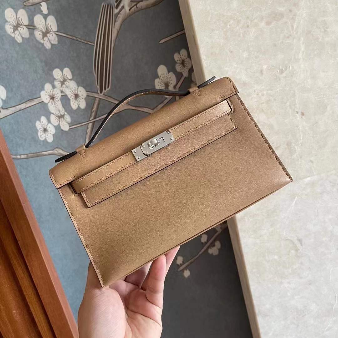 KL pochette swift 0M Chai 奶茶色  银