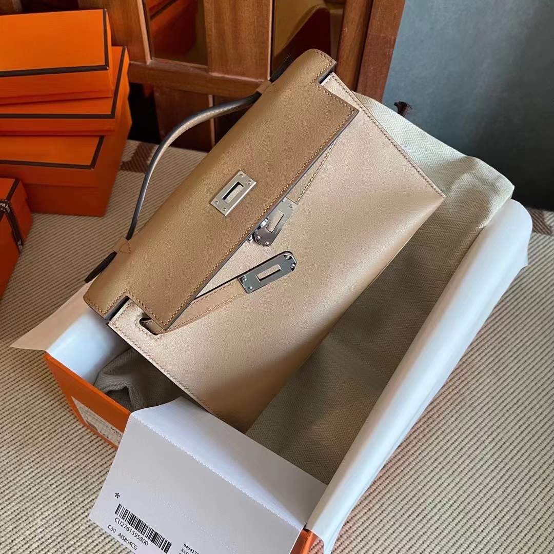 KL pochette swift 0M Chai 奶茶色  银