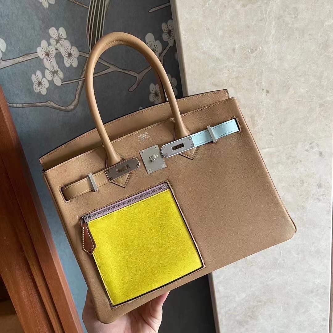 BK colormatic  经典的bk 包加入了colormatic 拼色元素，包身选用swift 皮，不规则多功能口袋，撞色设计很艺术，使之更特别