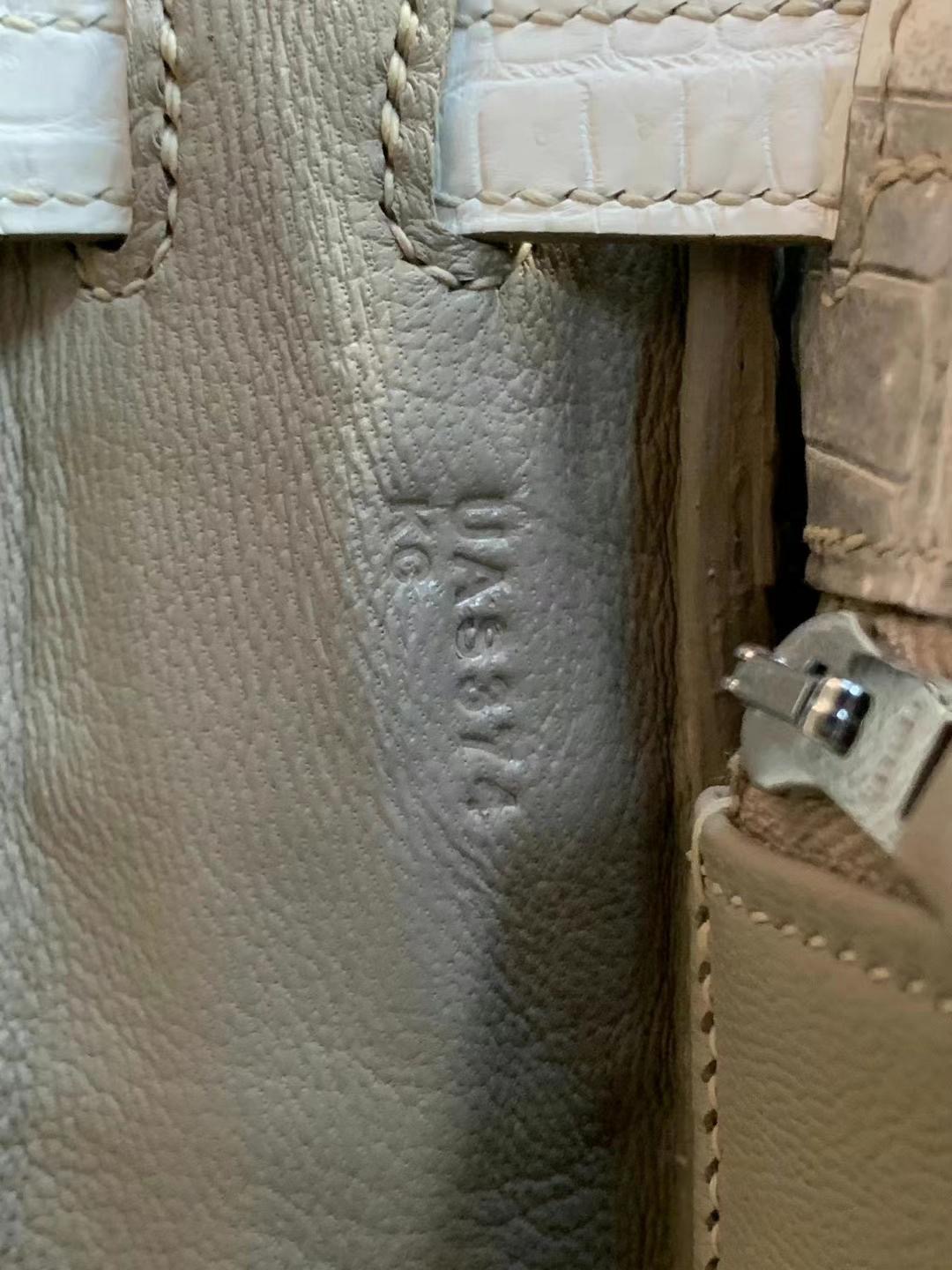 United Arab Emirates HM KL 25cm 01 BLANC Nilo Crocodile Himalayan