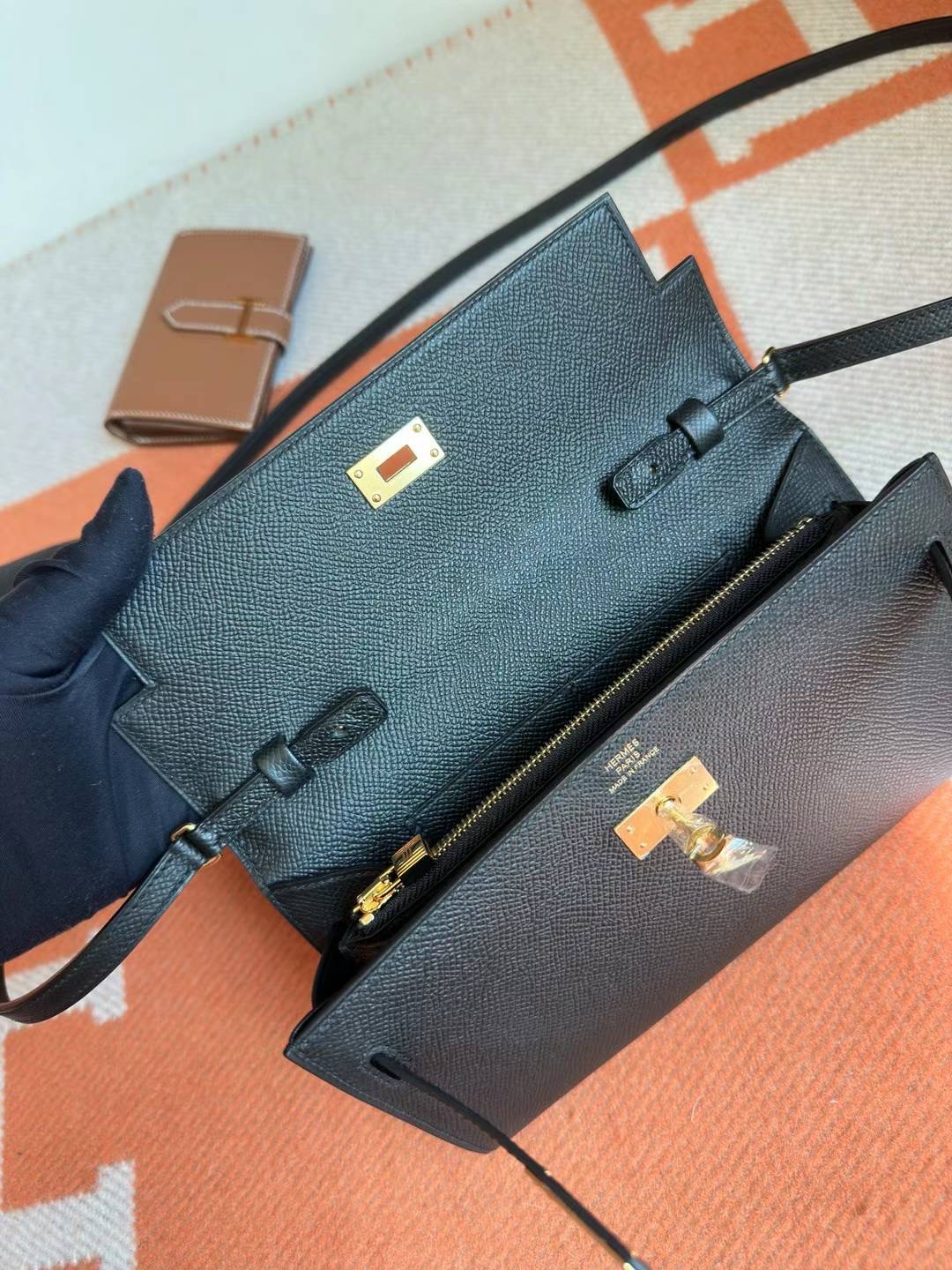 Dubai HM constance to go Epsom 89 noir