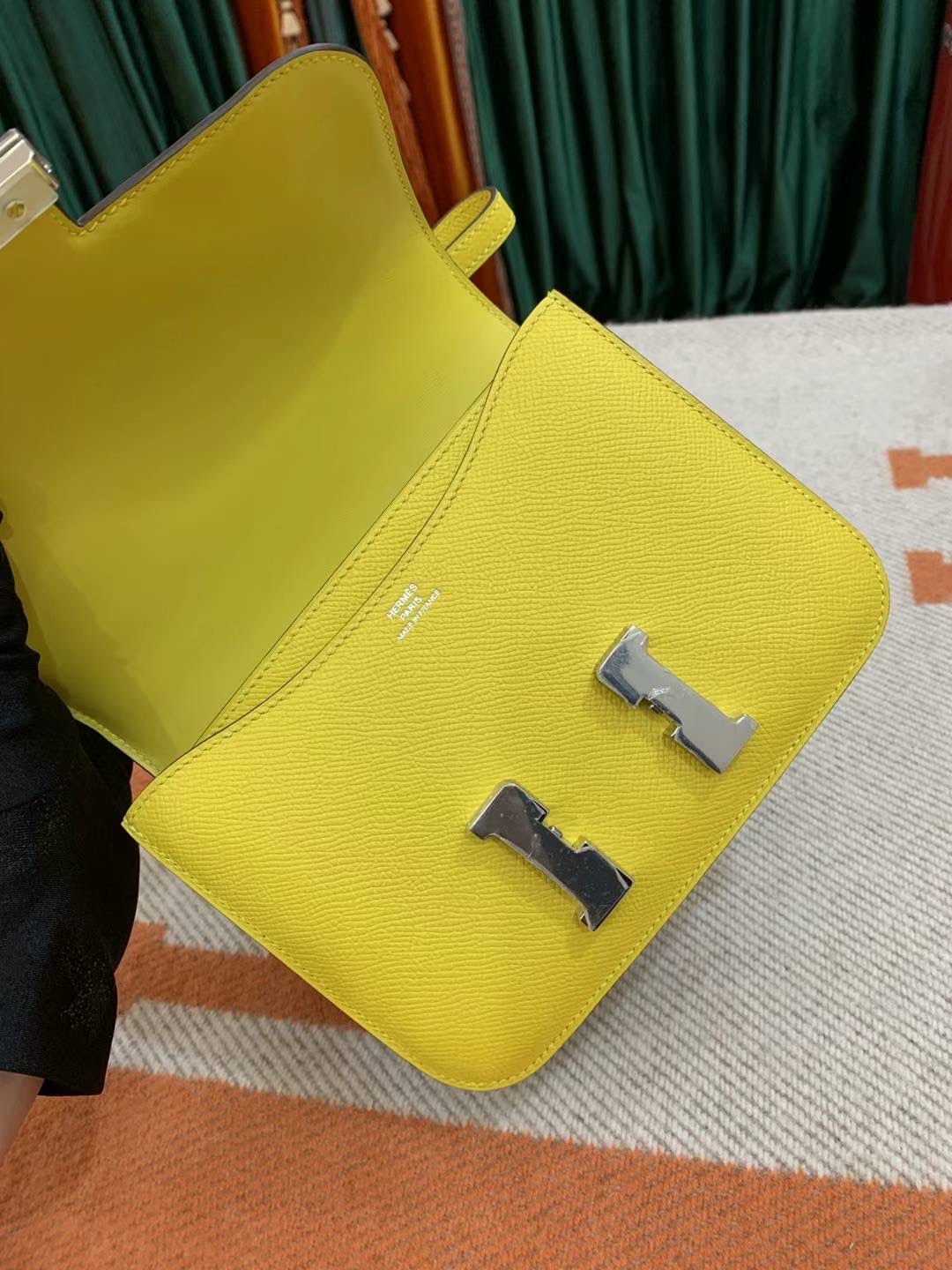Kuwait Mini Constance Epsom 9O jaune de naples