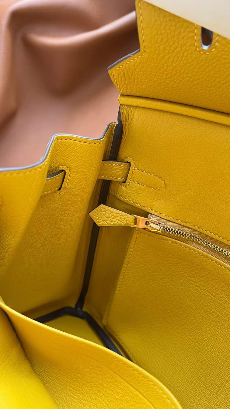 Kuwait HM bk togo 25cm 9O jaune de naples
