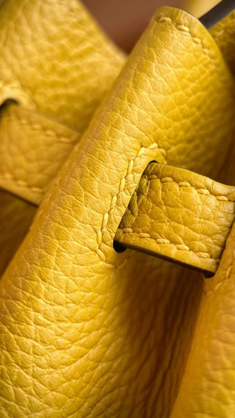 Kuwait HM bk togo 25cm 9O jaune de naples