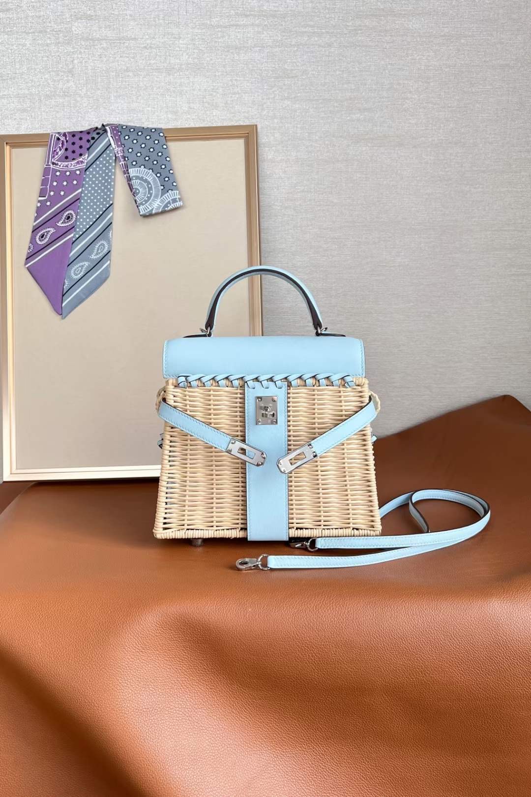 Hongkong HM Factory minikl picnic 二代 P3北风蓝/银扣  picnic顾名思义是一款野餐包，包身由Osier柳树藤条编制，包盖上拼接swift皮。超级青春洋溢，不管是凹造型还是收藏，都是首选！