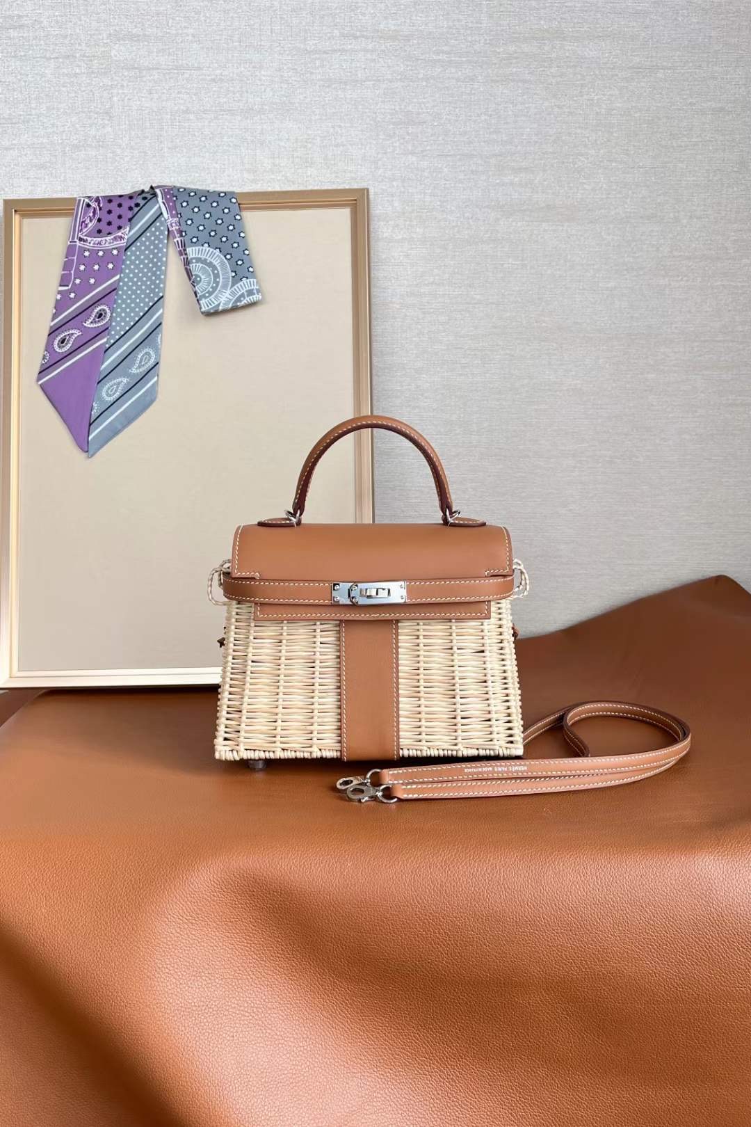 Dubai HM minikl picnic 二代 CK37金棕/银扣  picnic顾名思义是一款野餐包，包身由Osier柳树藤条编制，包盖上拼接swift皮。超级青春洋溢，不管是凹造型还是收藏，都是首选！
