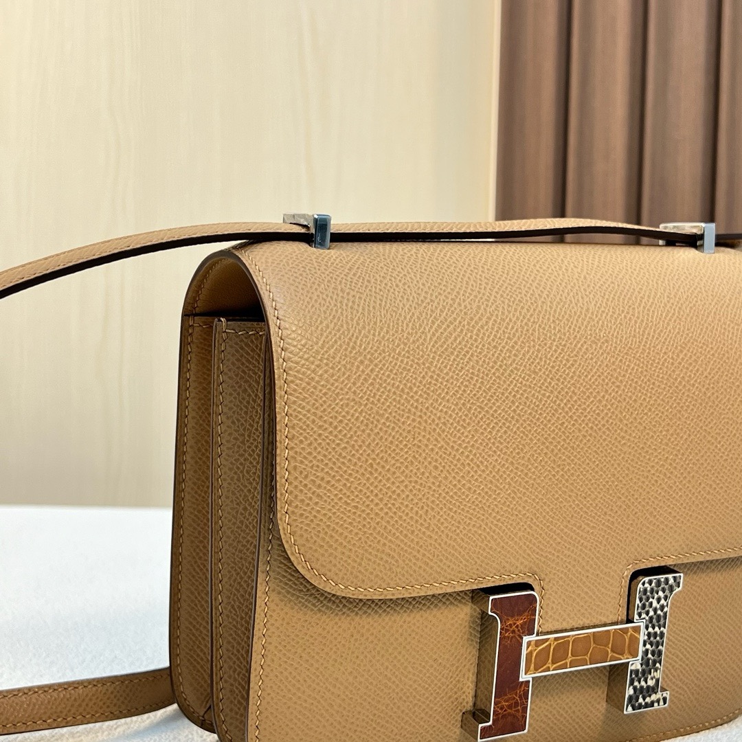Constance 18cm Epsom 0M奶茶色配蜥蜴+鳄鱼扣