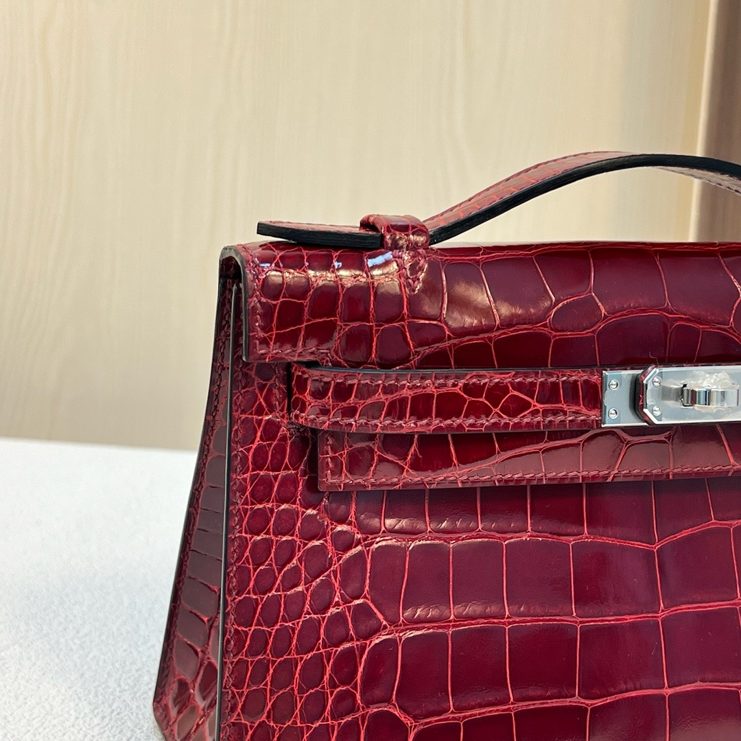 现货 KL Pochette 22cm 亮面美洲鳄鱼 Ck55 Rouge H 爱马仕红 银扣 Phw
