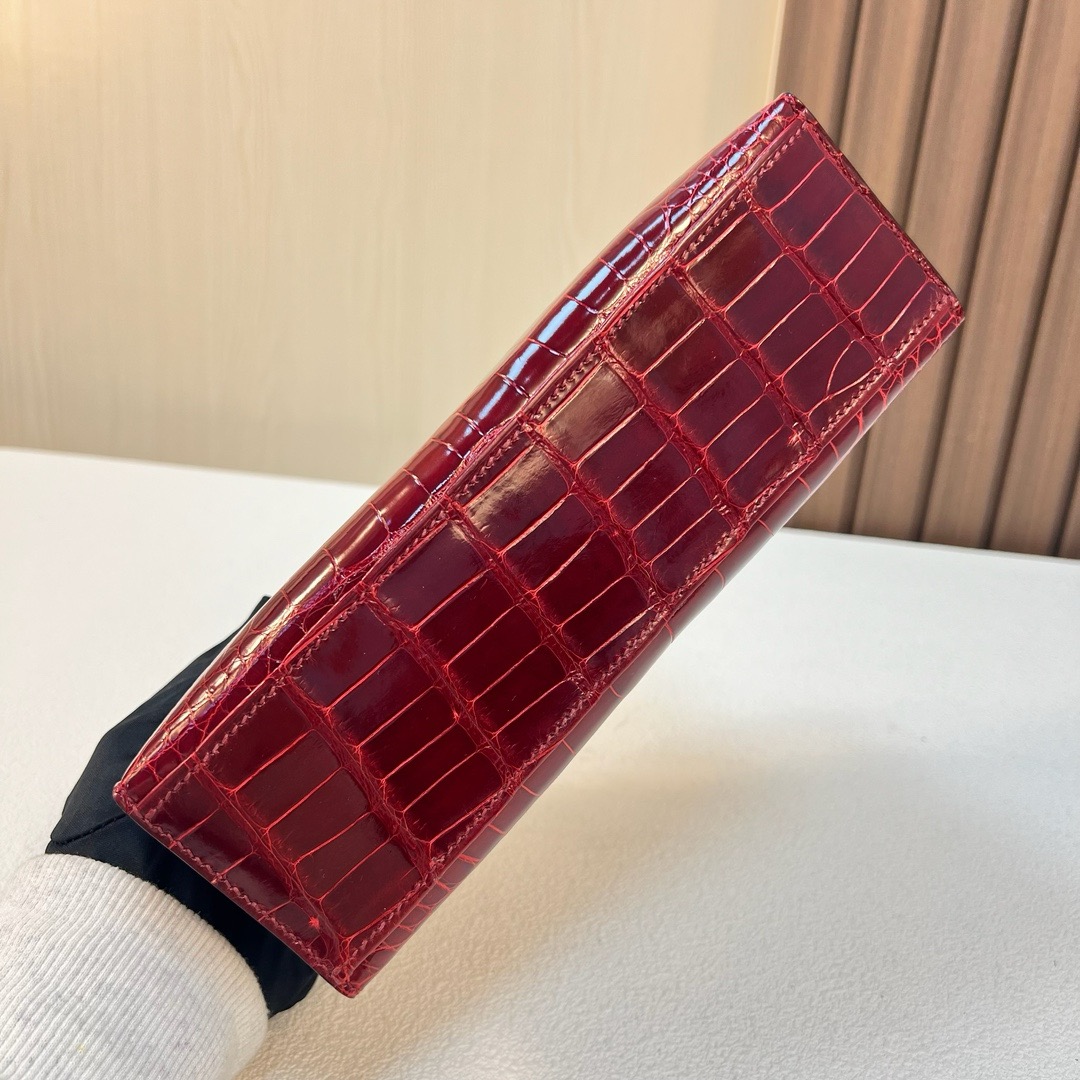 现货 KL Pochette 22cm 亮面美洲鳄鱼 Ck55 Rouge H 爱马仕红 银扣 Phw