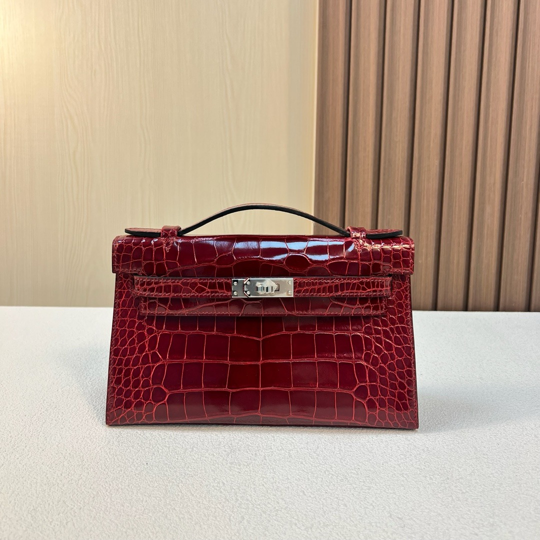 现货 KL Pochette 22cm 亮面美洲鳄鱼 Ck55 Rouge H 爱马仕红 银扣 Phw