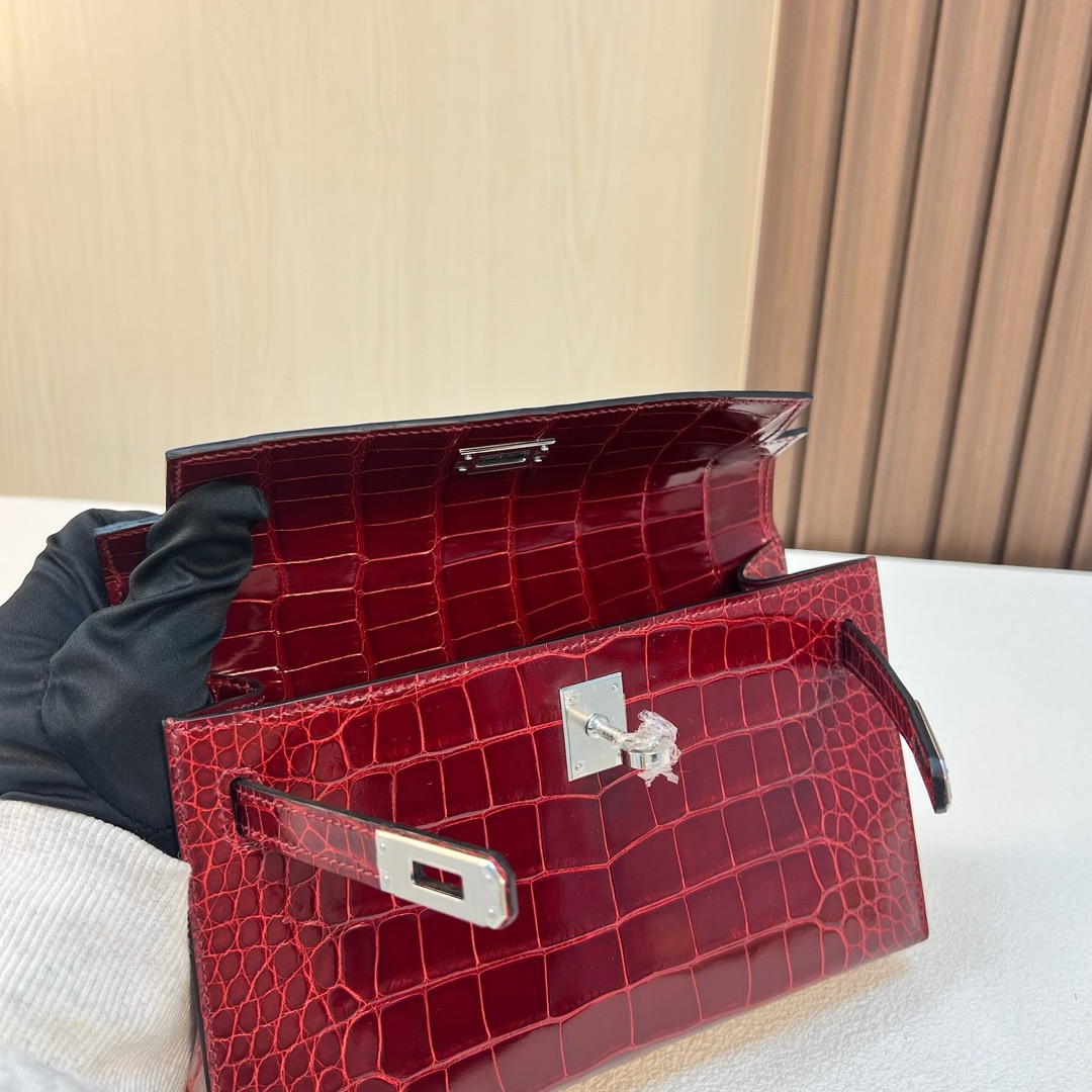 现货 KL Pochette 22cm 亮面美洲鳄鱼 Ck55 Rouge H 爱马仕红 银扣 Phw
