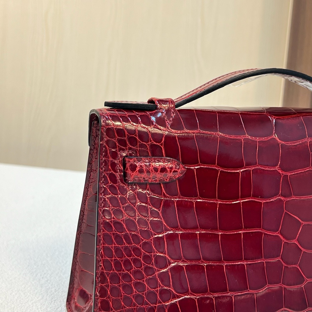 现货 KL Pochette 22cm 亮面美洲鳄鱼 CC55 Rouge H 爱马仕红 金扣 Ghw